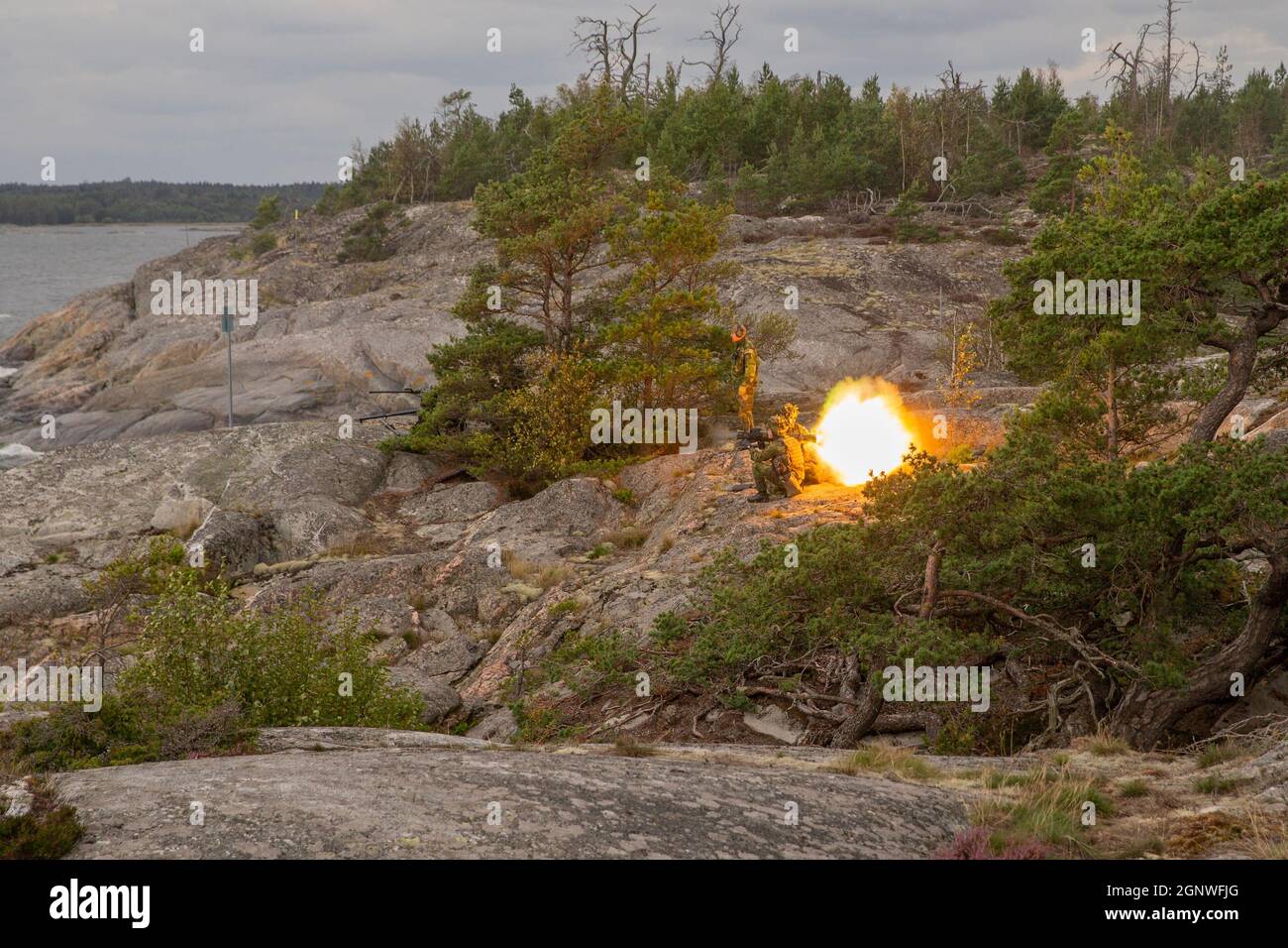 I Marines svedesi con la 204th Rifle Company, 2nd Battaglione Marino, 1st Swedish Marine Regiment, sparano un fucile Carl Gustaf 8.4cm ricoilless durante l'esercitazione Arcipelago Endeavour sulla base navale di Berga, Svezia, 15 settembre 2021. Exercise Archipelago Endeavour offre ai Marines degli Stati Uniti e alle loro controparti svedesi l'opportunità di impegnarsi in una formazione realistica finalizzata alla creazione di esperienze, al lavoro di squadra e al rafforzamento dell'interoperabilità. Entrambe le forze lavorano verso i loro obiettivi reciproci durante questo esercizio di formazione sul campo integrato che include l'addestramento alla guerra di montagna, la collaborazione militare-militare Foto Stock