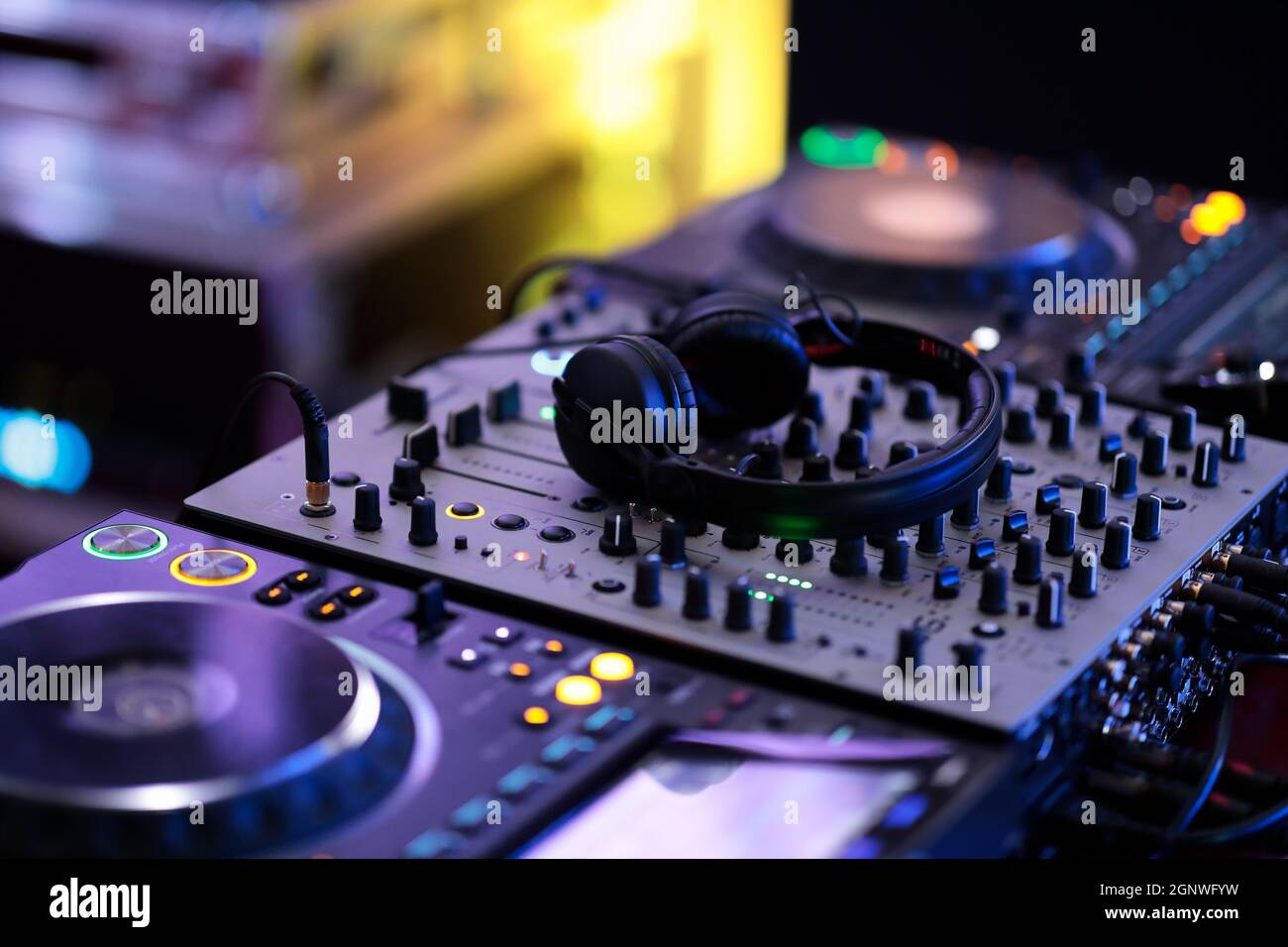 DJ impostato in un evento dal vivo Foto Stock