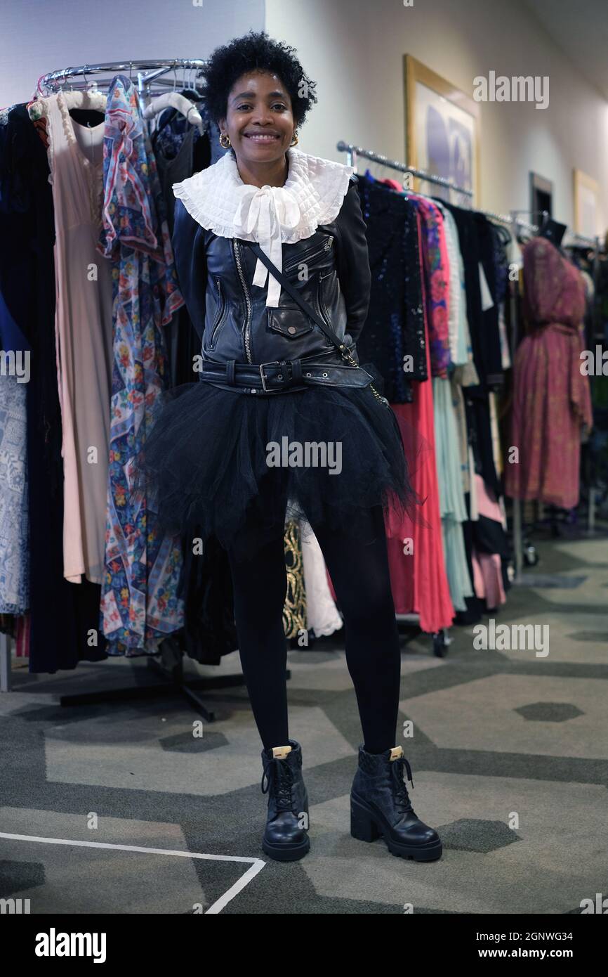Street Style girato il primo giorno della London Fashion Week, stagione Primavera Estate 2022, domenica 19 settembre 2021. Ospiti e partecipanti eleganti che arrivano o partono da varie sfilate di moda dal vivo. L'immagine mostra una donna vestita in nero con un volant bianco al collo, alla Fiera della Moda d'epoca di Hammersmith. Credit: Pat Lytttle/JSTREETSTYLE/AFLO/Alamy Live News Foto Stock