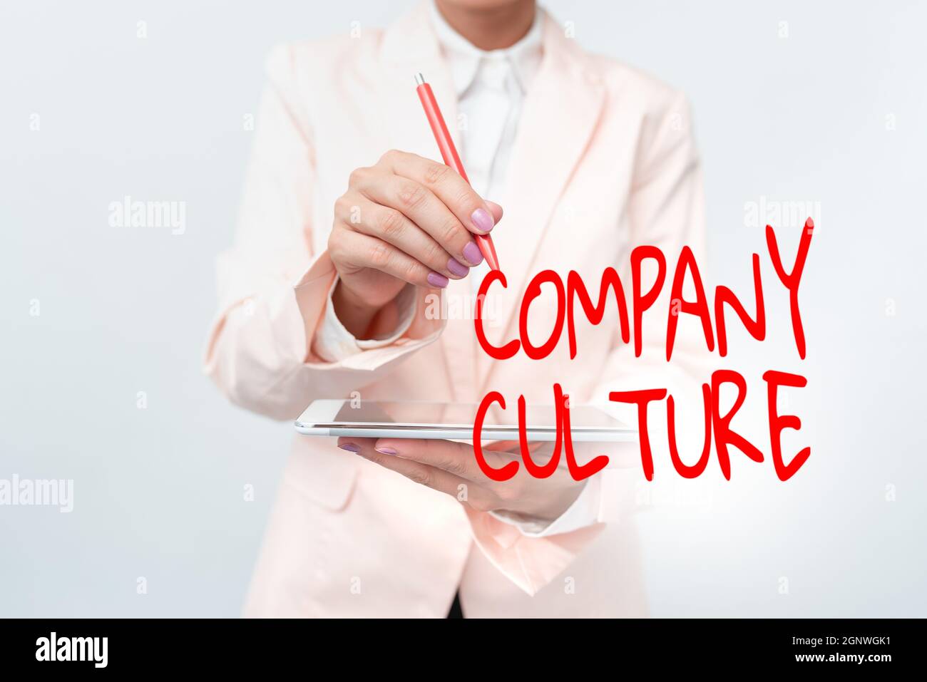 Scrittura a mano segno cultura aziendale. Approccio aziendale l'ambiente e gli elementi in cui i dipendenti lavorano presentando le nuove idee tecnologiche di discussione Foto Stock