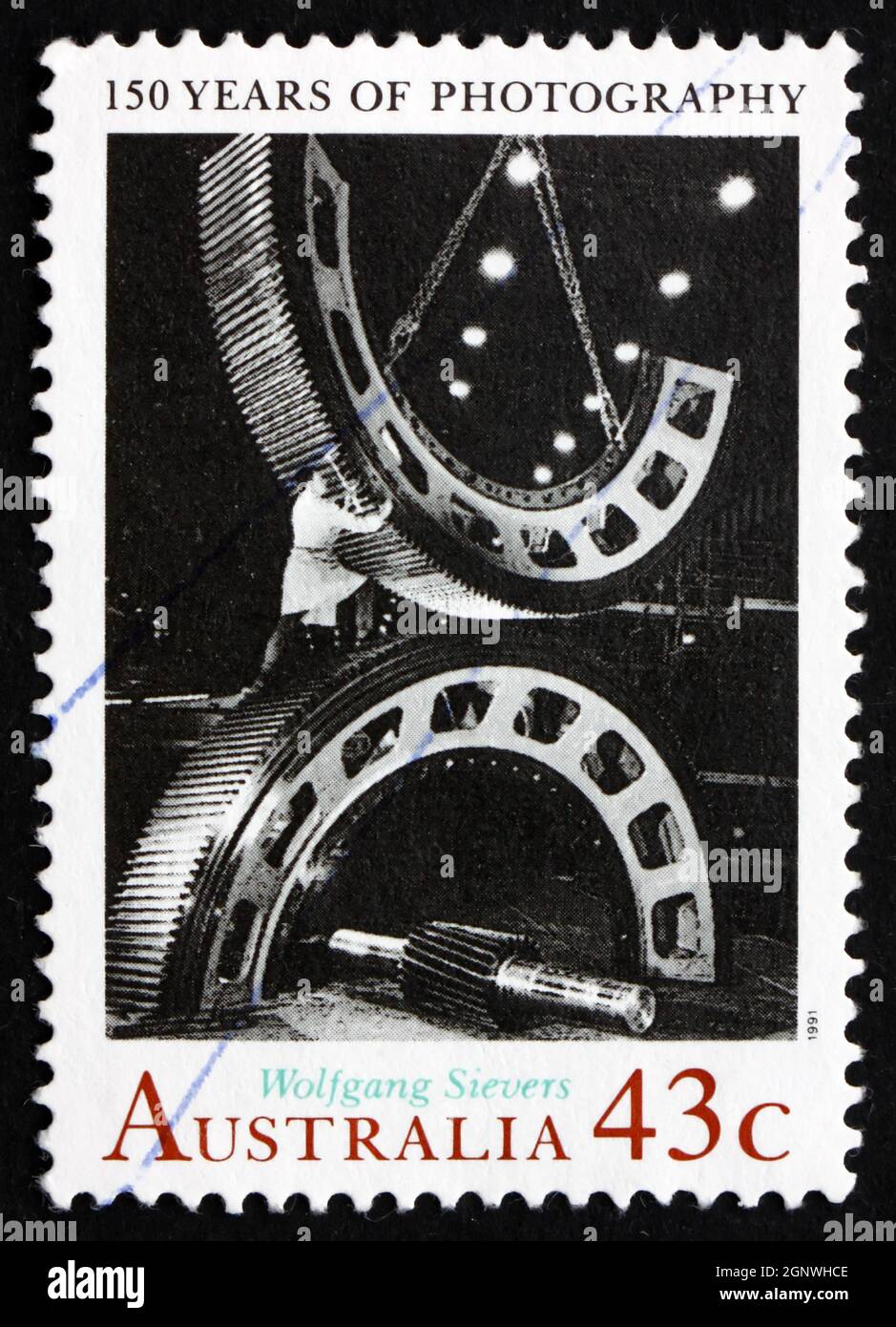 AUSTRALIA - CIRCA 1991: Un francobollo stampato in Australia mostra gli ingranaggi per l'industria mineraria, da Wolfgang Sievers, 150° anniversario di Pho Australiano Foto Stock