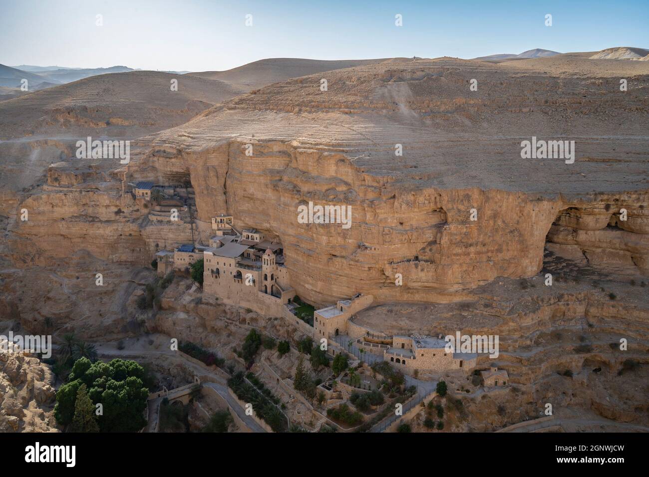 Wadi Qelt, Israele - 26 settembre 221: Il monastero di San Giorgio, costruito sulle mura di Prat Brook (Wadi Qelt), Israele, al crepuscolo. Foto Stock