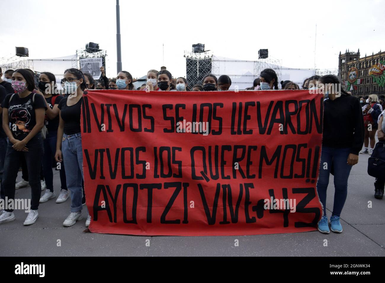 I parenti dei 43 studenti del normale Isidro Burgos rurale di Ayotzinapa, prendono parte ad una manifestazione che chiede giustizia per il crimine e gli abusi commessi contro i 43 studenti di Iguala, Guerrero, a 7 anni dalla loro forzata scomparsa da parte della polizia municipale, statale e militare. Città del Messico, Messico, 26 settembre 2021. Foto di Luis Barron/Eyepix/ABACAPRESS.COM Foto Stock