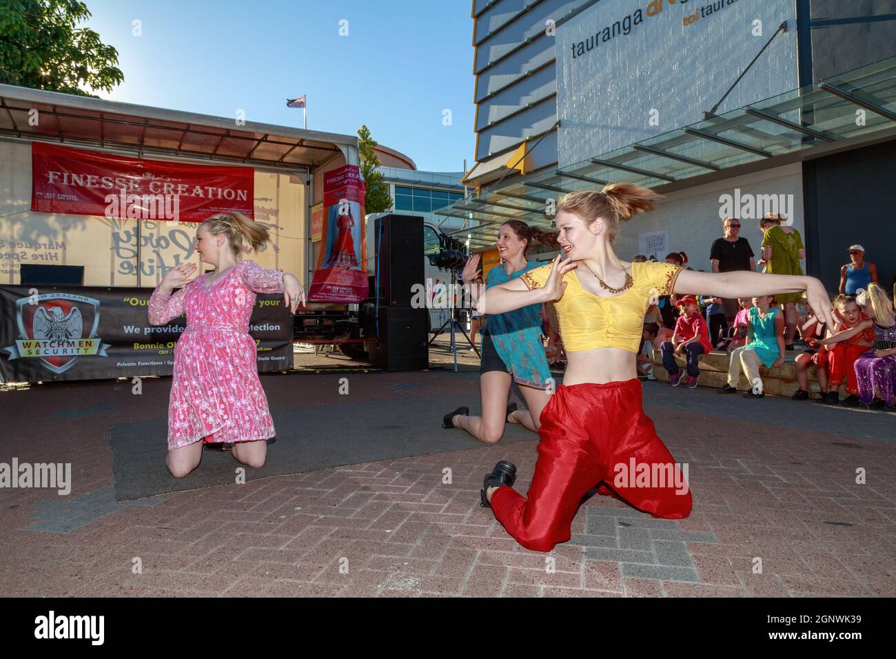 Giovani donne che ballano per strada durante le celebrazioni di Diwali (il festival indù delle luci) a Tauranga, Nuova Zelanda Foto Stock