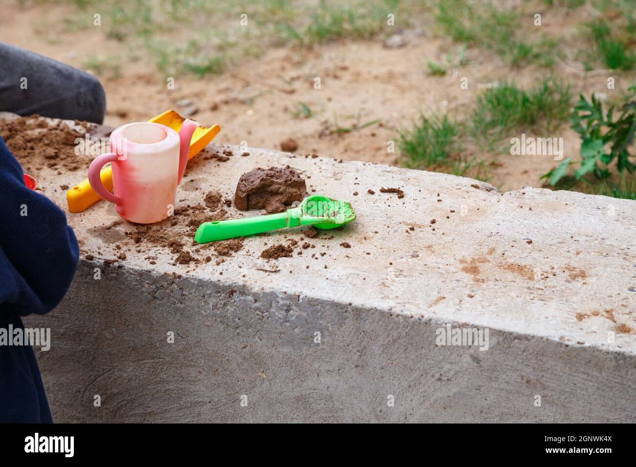 Foto dei giochi per bambini per la sabbia sul parco giochi in primavera Foto Stock
