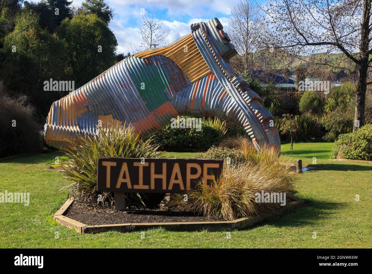 Una gigantesca scultura di gumboot in ferro ondulato fuori dalla città di Taihape, la "capitale di gumboot della Nuova Zelanda" Foto Stock