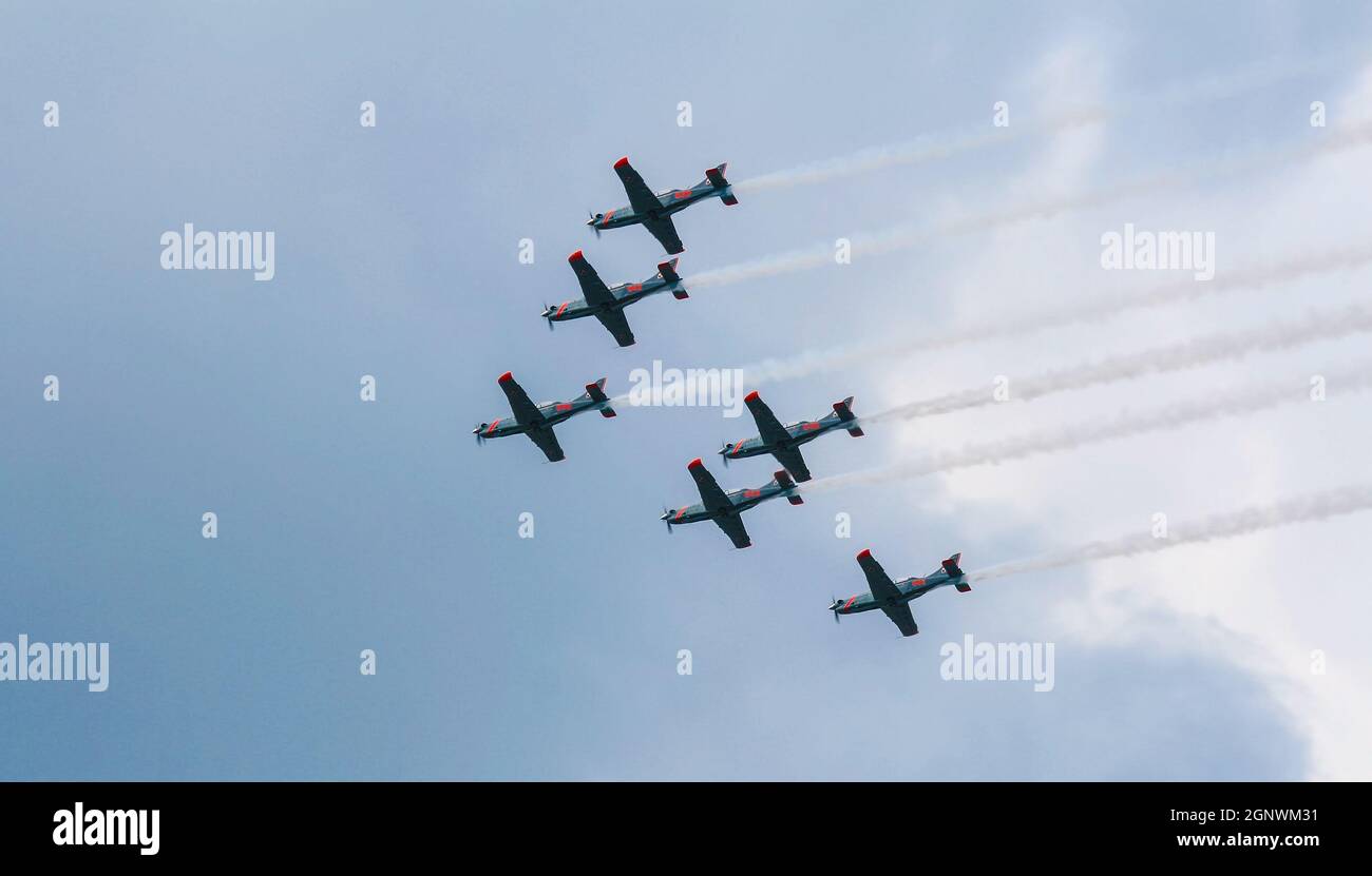Sei velivoli da addestramento Turboprop Polish 'Orlik' che volano in formazione V. Foto Stock