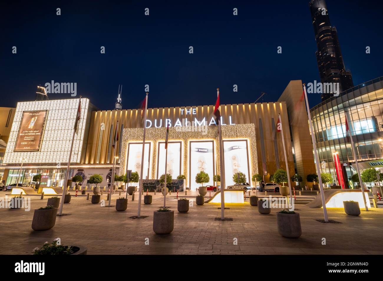Dubai, Emirati Arabi Uniti - 19 aprile 2021: Centro commerciale di Dubai e Burj Khalifa moderna architettura del centro. Il Dubai Mall e' il piu' grande Sho Foto Stock