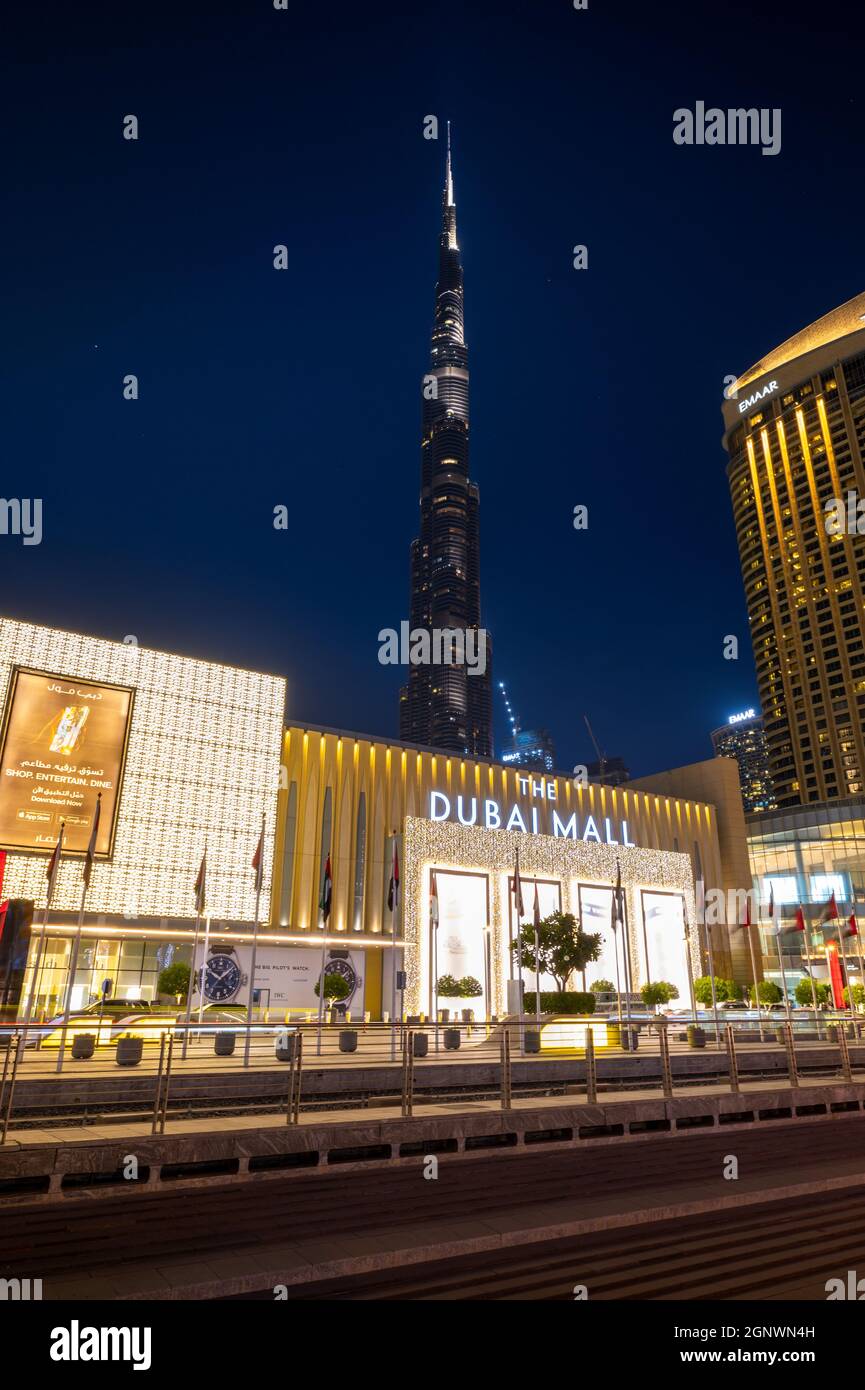 Dubai, Emirati Arabi Uniti - 19 aprile 2021: Centro commerciale di Dubai e Burj Khalifa moderna architettura del centro. Il Dubai Mall e' il piu' grande Sho Foto Stock