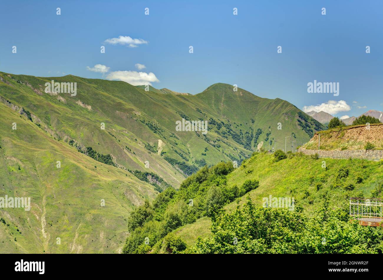 Formazioni di montagna vicino alla Georgian Military Highway Foto Stock