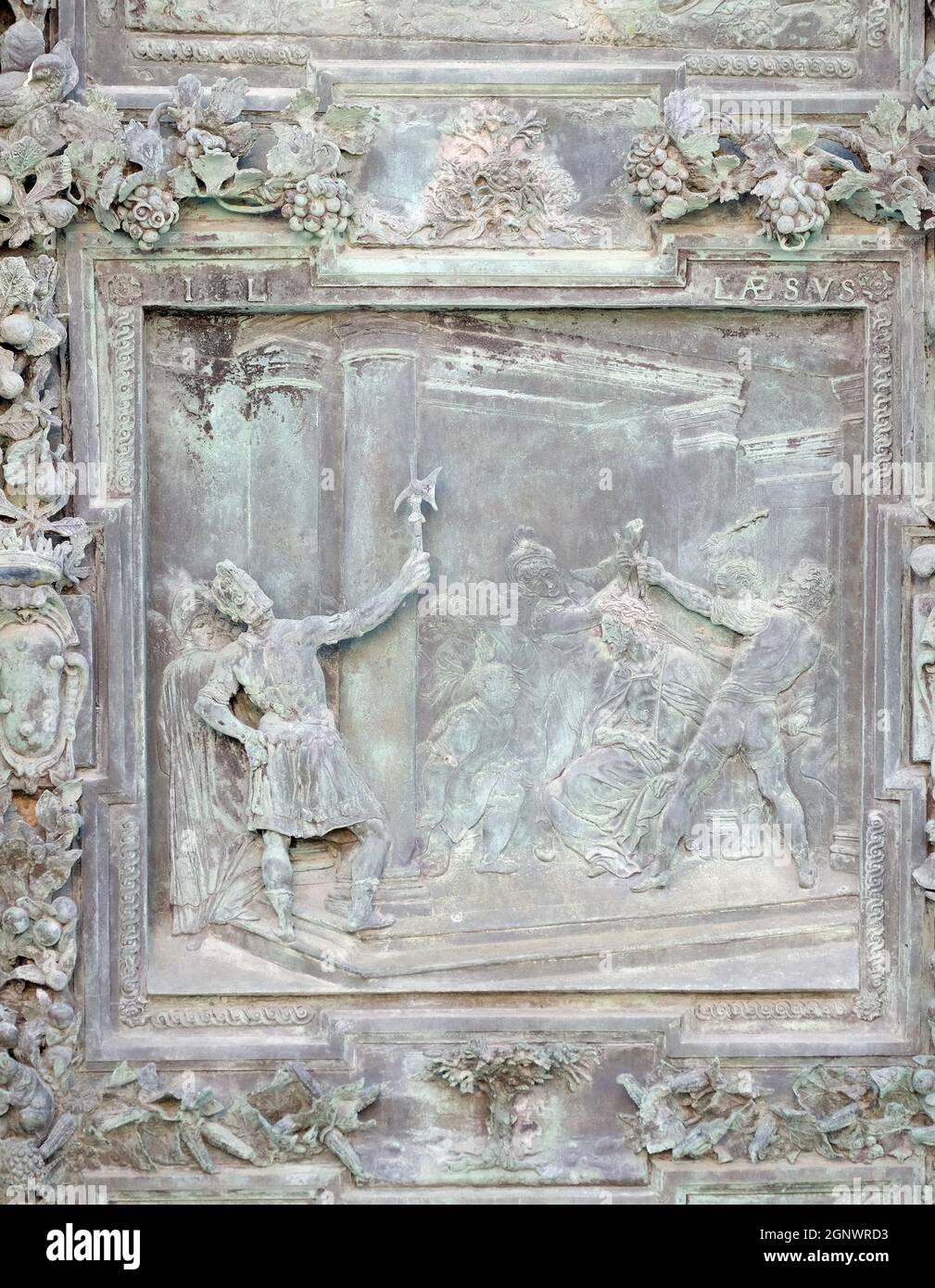 Cristo coronato da spine, opera scultorea della scuola del Giambologna, portale della Cattedrale di Santa Maria Assunta a Pisa, Italia Foto Stock