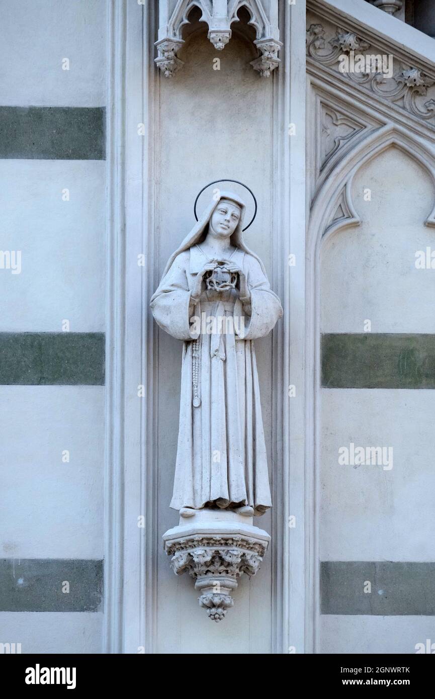 Statua di Santa Caterina da Genova sulla facciata della chiesa del Sacro cuore del Suffragio a Roma Foto Stock