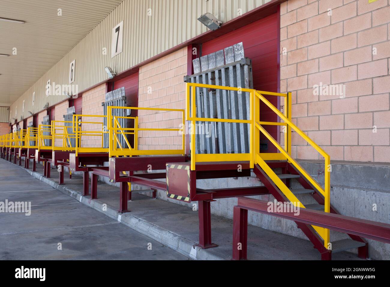 Banchine di carico degli autocarri presso l'edificio commerciale. Sportello superiore, livellatore dock e guarnizioni dock Foto Stock