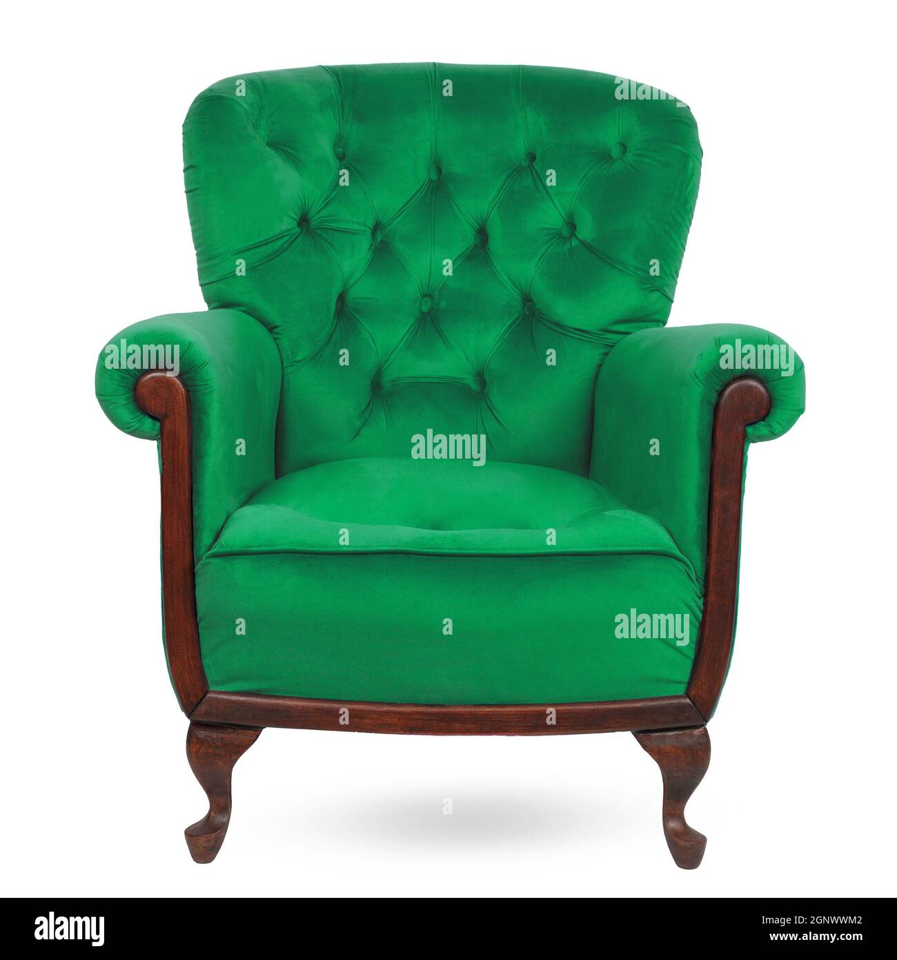 Elegante poltrona classica in velluto verde con cuscino isolato su bianco. Foto Stock