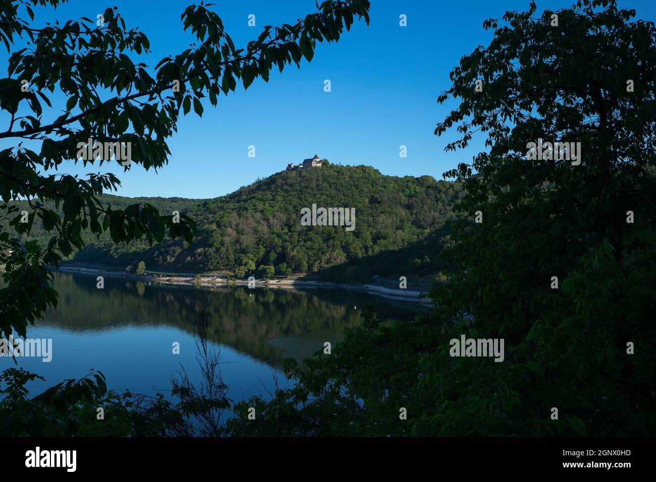 Vista sul lago tedesco chiamato Edersee con palais Waldeck al mattino Foto Stock