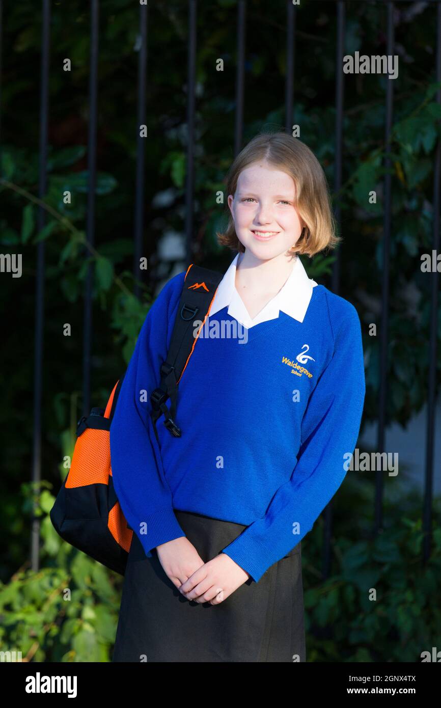 Anno 7 ragazza / studentessa scolastica / allievo / bambino / bambino in nuova uniforme che arriva al primo 1 ° giorno della scuola secondaria. Termine autunnale. REGNO UNITO (127) Foto Stock