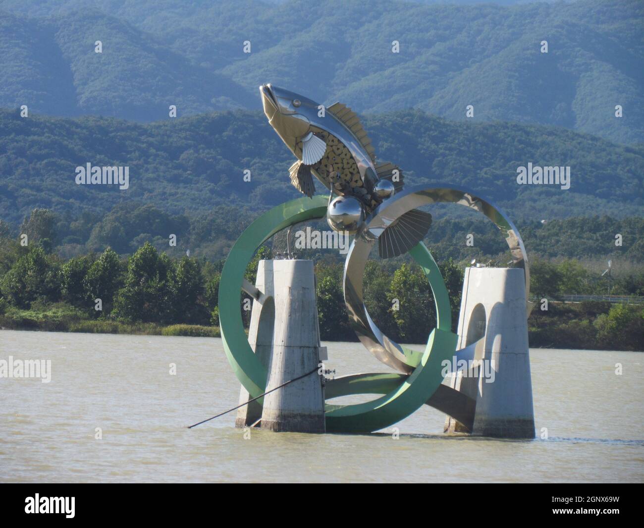 Chuncheon, Corea del Sud - 19 settembre 2020: La statua di pesce nel mezzo del fiume Soyanggang o di soyang con cielo blu Foto Stock