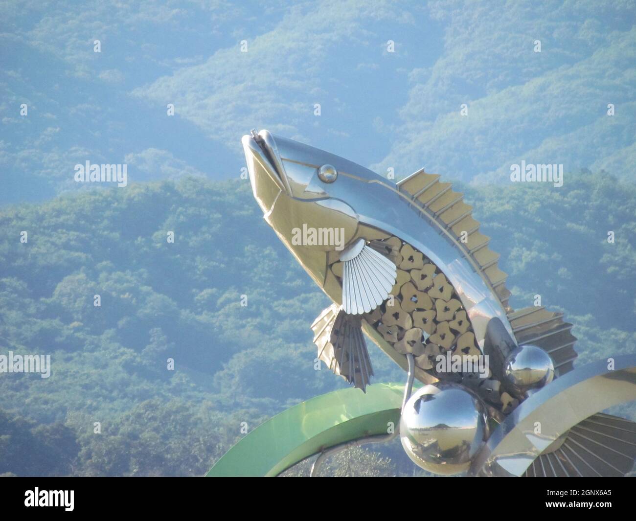 Chuncheon, Corea del Sud - 19 settembre 2020: La statua di pesce nel mezzo del fiume Soyanggang o di soyang con cielo blu Foto Stock