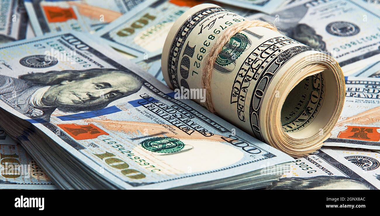 Un centinaio di banconote americane sono sparse, banconote da cento dollari in contanti, immagine di fondo del dollaro. Foto Stock