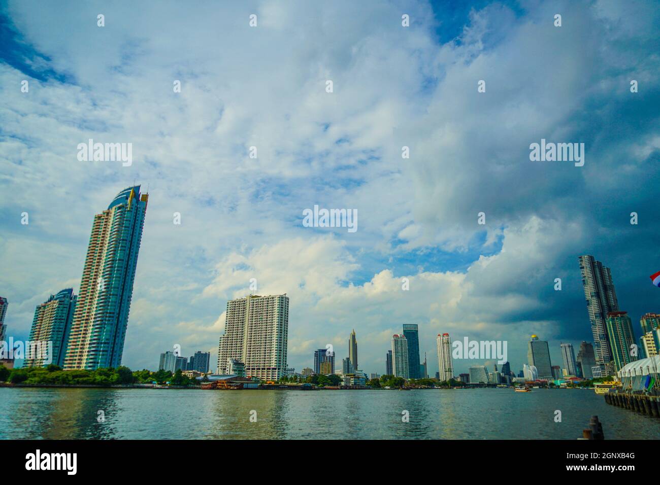 Thailandia Bangkok skyline e il fiume Chao Phraya. Luogo di tiro: Bangkok, Thailandia Foto Stock