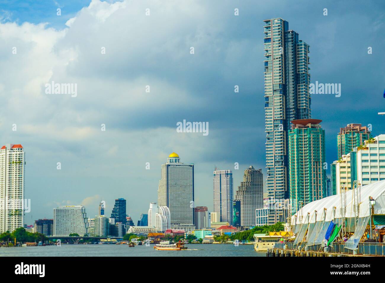 Thailandia Bangkok skyline e il fiume Chao Phraya. Luogo di tiro: Bangkok, Thailandia Foto Stock