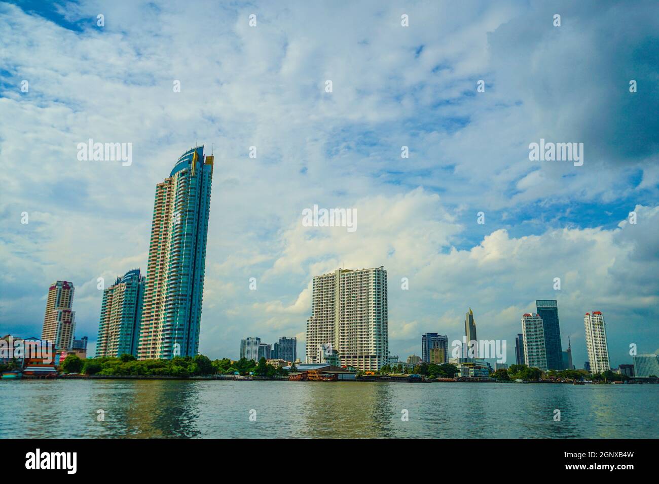 Thailandia Bangkok skyline e il fiume Chao Phraya. Luogo di tiro: Bangkok, Thailandia Foto Stock