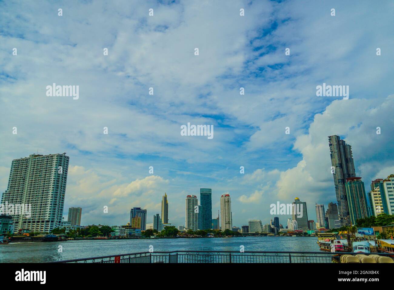 Thailandia Bangkok skyline e il fiume Chao Phraya. Luogo di tiro: Bangkok, Thailandia Foto Stock