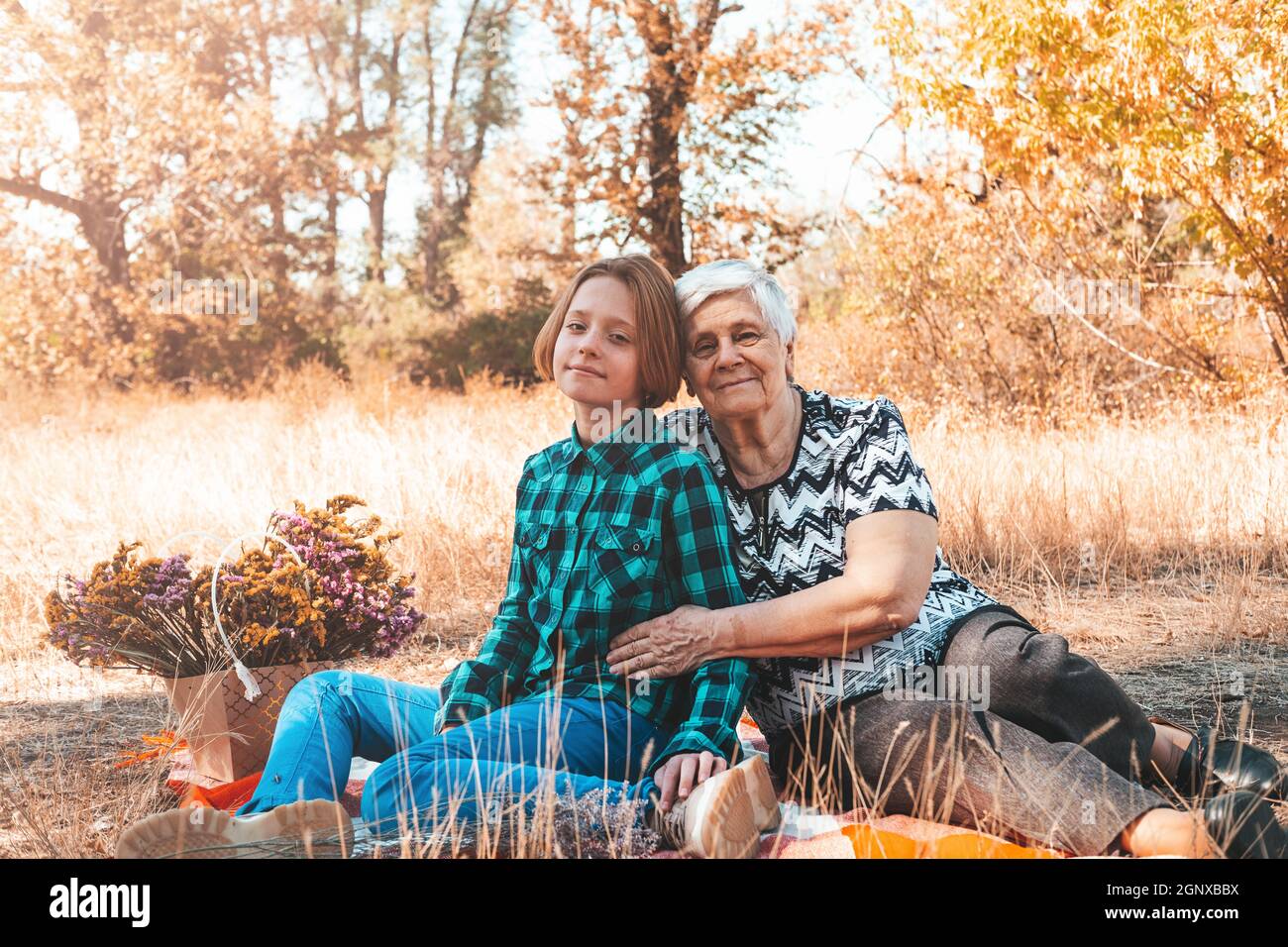 Nonna e nipote in un picnic autunnale Foto Stock