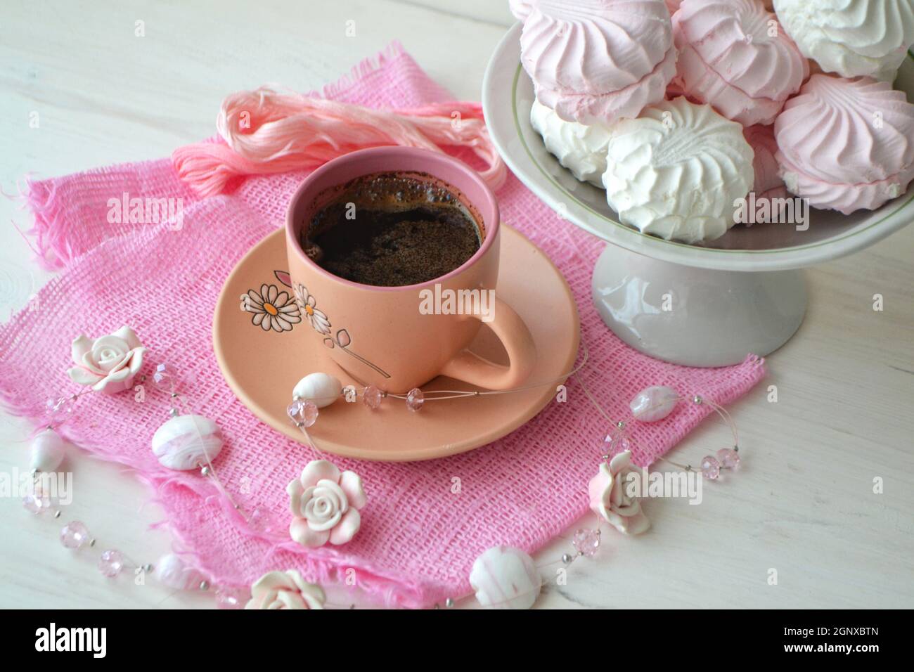 Dolce di marshmallow o di zefir russo su piatto bianco con caffè tazza su  sfondo di legno shabby Foto stock - Alamy