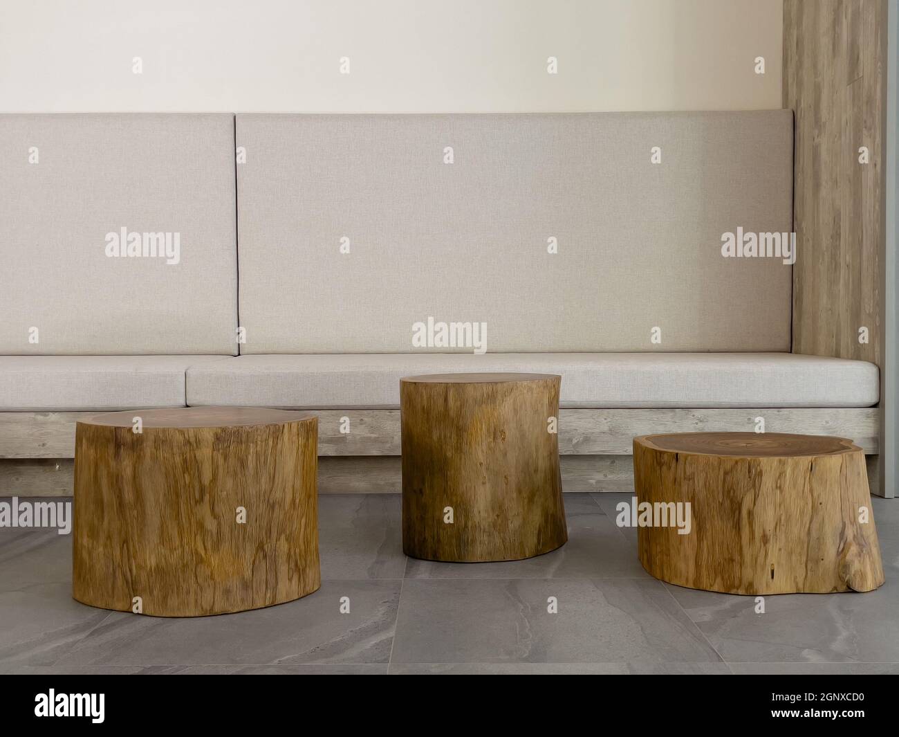 Piedistallo in legno decorato per esposizione, foto stock Foto Stock