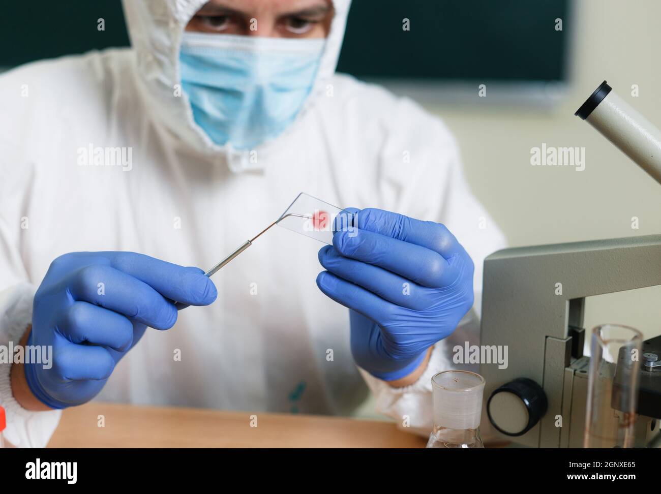 Uno scienziato chimico in un laboratorio moderno esamina un campione di armi chimiche Novichok Foto Stock
