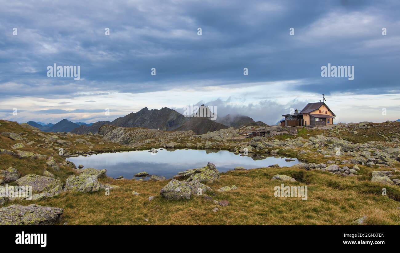 Rifugio alpino vicino al piccolo lago di montagna Foto Stock