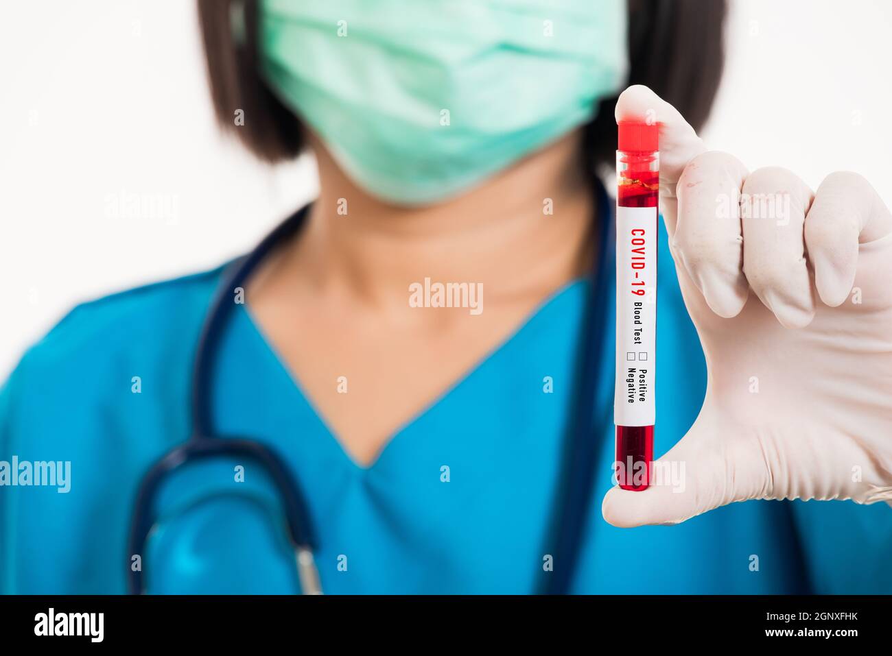 Infermiere in uniforme blu indossare una maschera contenente provetta campione Coronavirus sangue di test in laboratorio per l'analisi isolato su sfondo bianco, medici Foto Stock