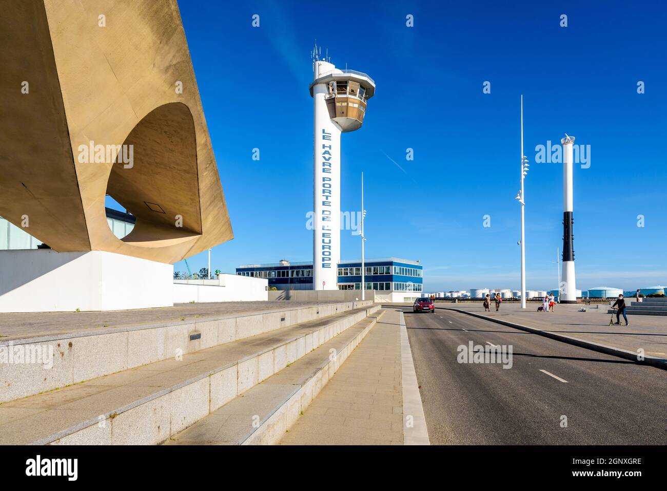 Torre di controllo, ufficio del comandante del porto e scultura 'le Signal' a le Havre, Francia. Foto Stock
