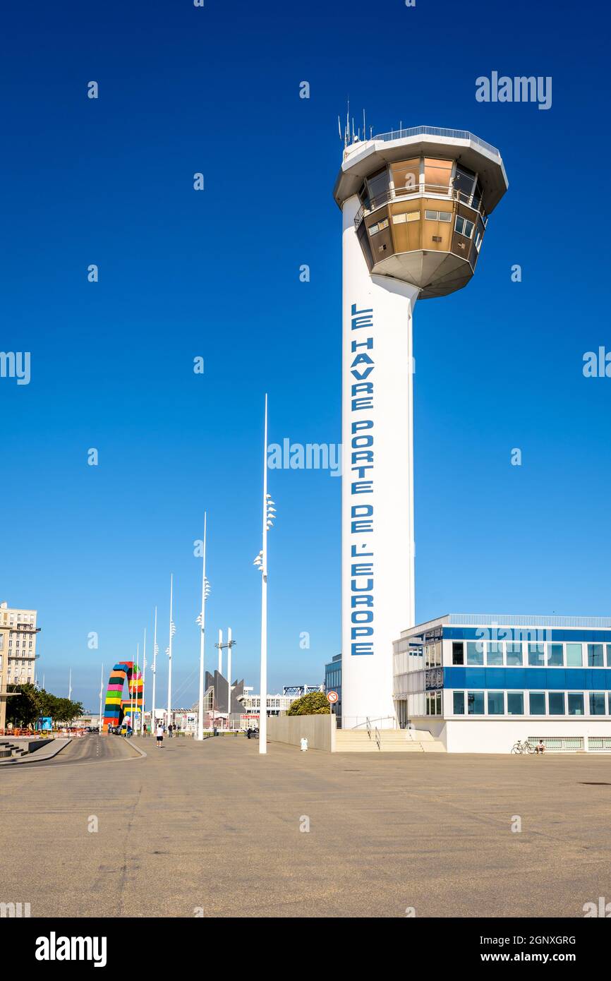 Torre di controllo e ufficio del padrone del porto con la "catena de Containers" in lontananza. Il testo sulla torre recita "le Havre Gateway of Europe”. Foto Stock