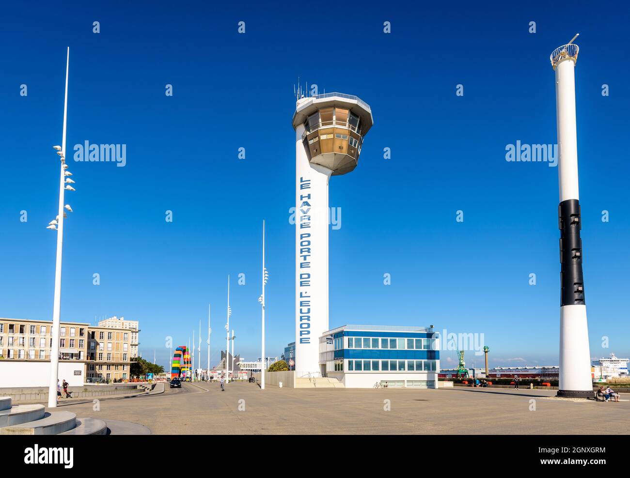 Torre di controllo e ufficio del padrone del porto con la "catena de Containers" in lontananza. Il testo sulla torre recita "le Havre Gateway of Europe”. Foto Stock