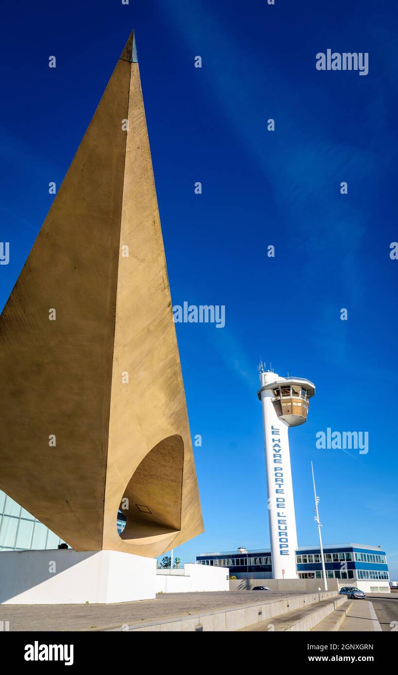 Torre di controllo, ufficio del comandante del porto e scultura 'le Signal' a le Havre, Francia. Foto Stock