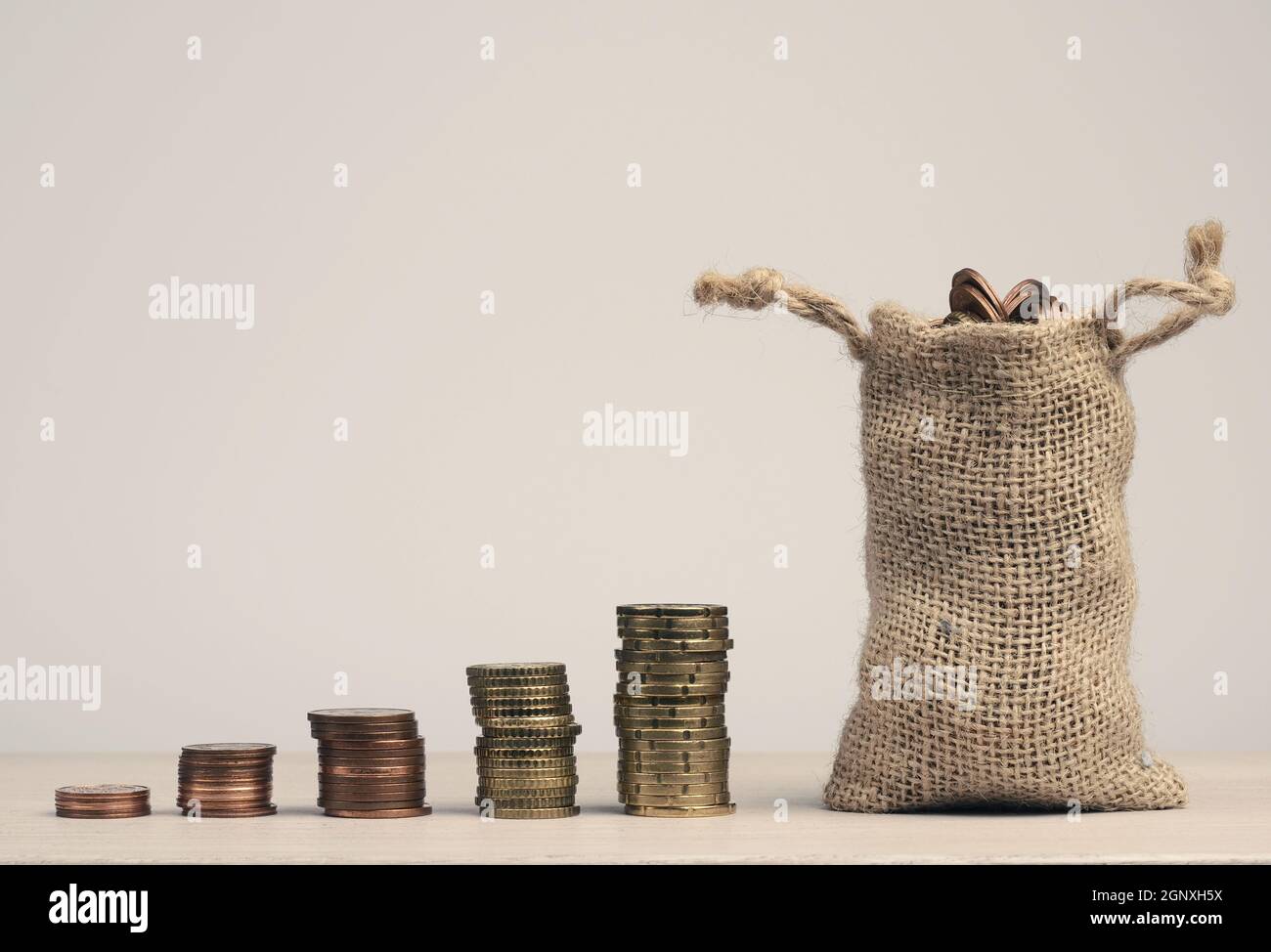 Monete impilate, risparmio di denaro, economia di ripresa, concetto finanziario, concetto di pensione di anzianità, assicurazione Foto Stock