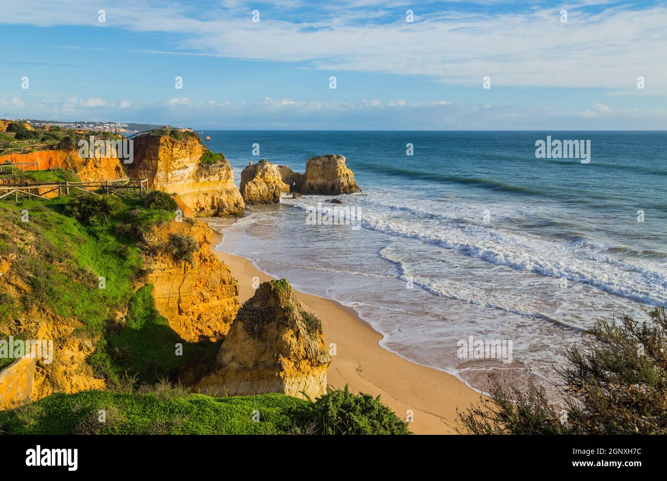 Bella spiaggia vuota vicino Portimao, Algarve, Portogallo Foto Stock