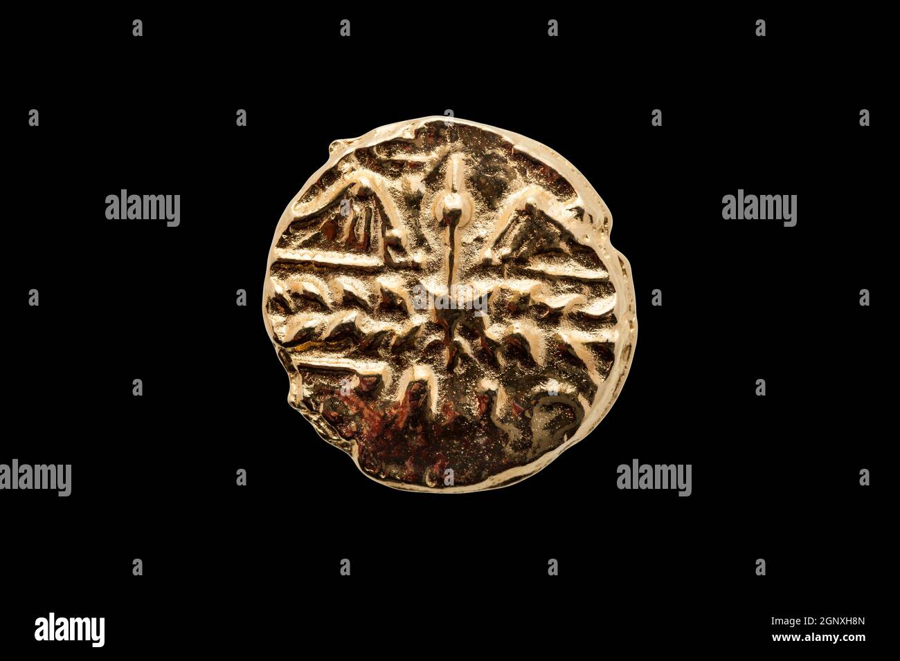 Gold Stater moneta di Catuvellauni BC45-20 replica lato opposto che mostra una corona decadente tagliato e isolato su uno sfondo nero, foto stock Foto Stock