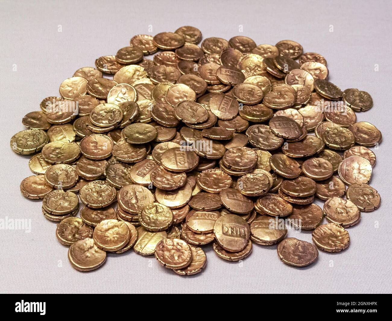 Monete d'oro dell'età del ferro da Alton Hoard di Tincomaro dell'antica tribù degli Atrebati belgici Britannici trovati nel sud dell'Inghilterra UK, pho di riserva Foto Stock