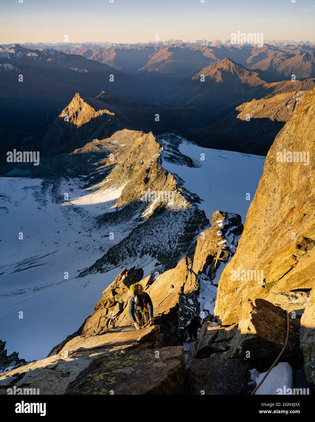 Scalatore di roccia sul crinale di Studlgrat sul Grossglockner, la montagna più alta d'Austria. Concetto di arrampicata su roccia alpina. Foto Stock