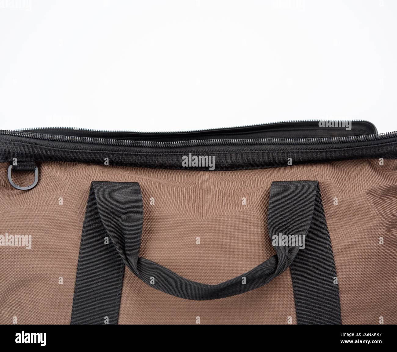 borsa da viaggio in tessuto marrone aperta con manici su sfondo bianco Foto Stock
