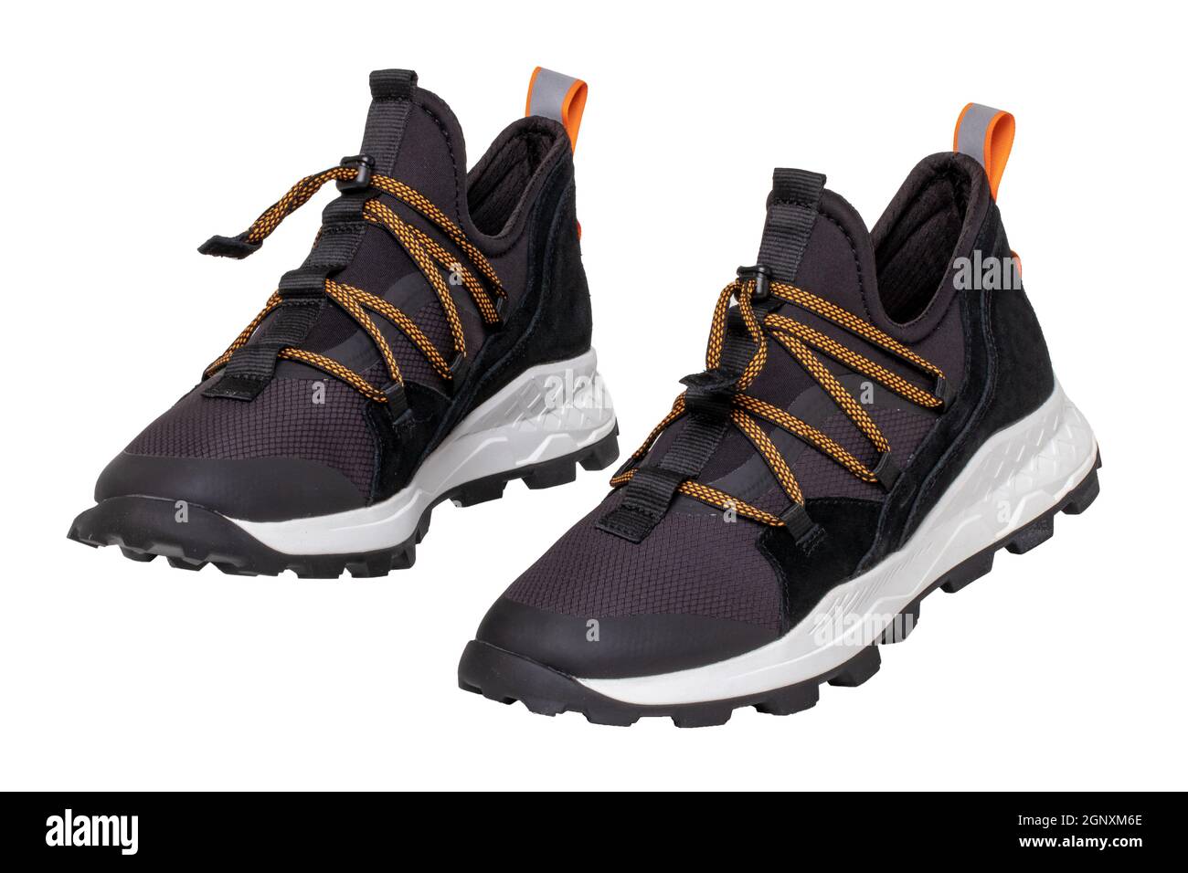 Scarpe nere da uomo. Primo piano di un paio di sneaker nere o scarpe  sportive isolate su uno sfondo bianco. Scarpe eleganti e alla moda per  uomo. Macro Foto stock - Alamy