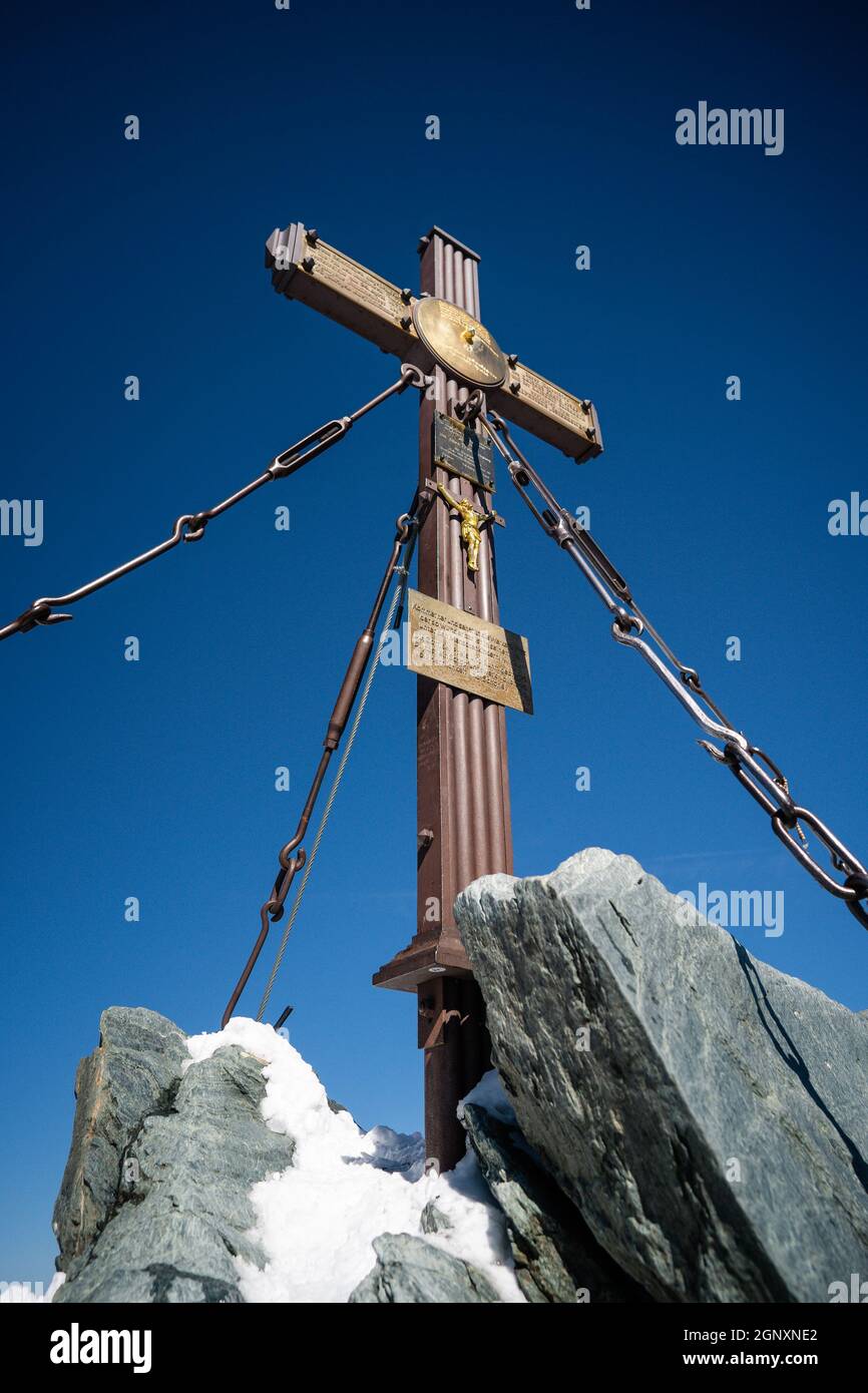 Primo piano vista della croce di legno sulla montagna più alta in Austria, Grossglockner, Hohe Tauern, Alpi, Austria. Foto Stock