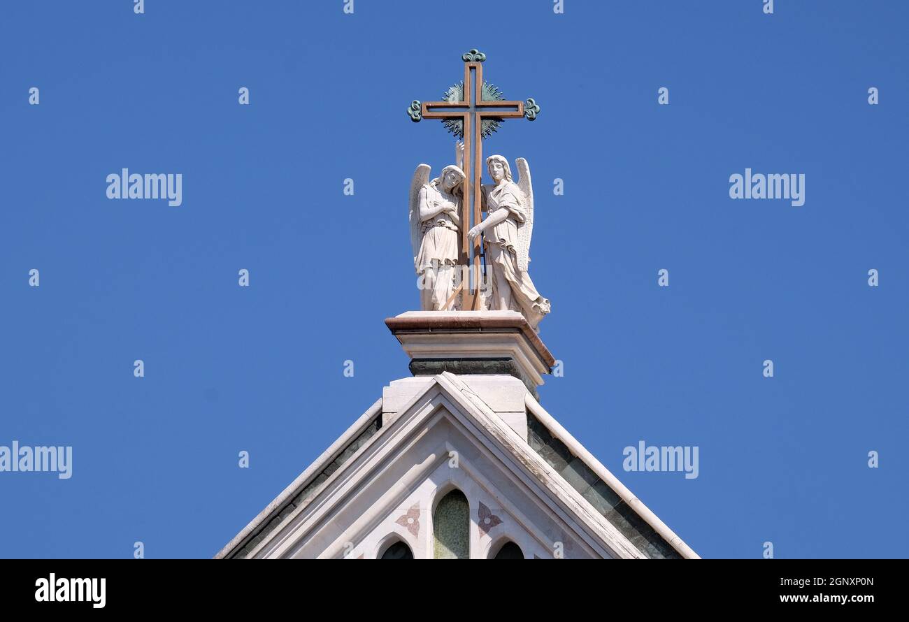 Due angeli che reggono una croce, Basilica di Santa Croce (Basilica di Santa Croce) - la famosa chiesa francescana di Firenze, Italia Foto Stock