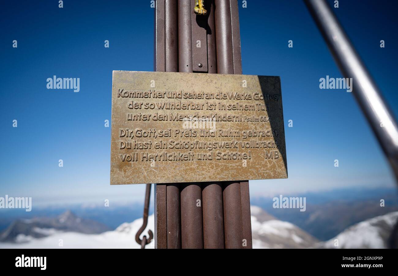 Primo piano vista della croce di legno sulla montagna più alta in Austria, Grossglockner, Hohe Tauern, Alpi, Austria. Foto Stock