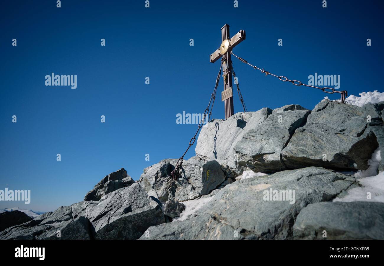 Primo piano vista della croce di legno sulla montagna più alta in Austria, Grossglockner, Hohe Tauern, Alpi, Austria. Foto Stock
