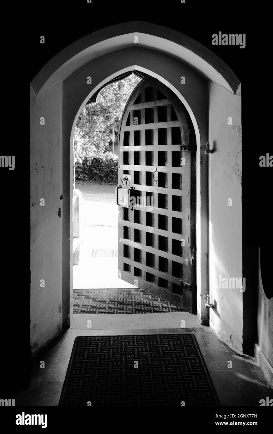 Porta per la chiesa rurale inglese (monocromatica) Foto Stock