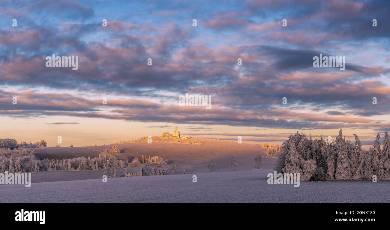 Vista panoramica Schwartenberg in Germania Neuhausen Sassonia vicino alla città termale Seiffen al mattino d'inverno. Foto Stock